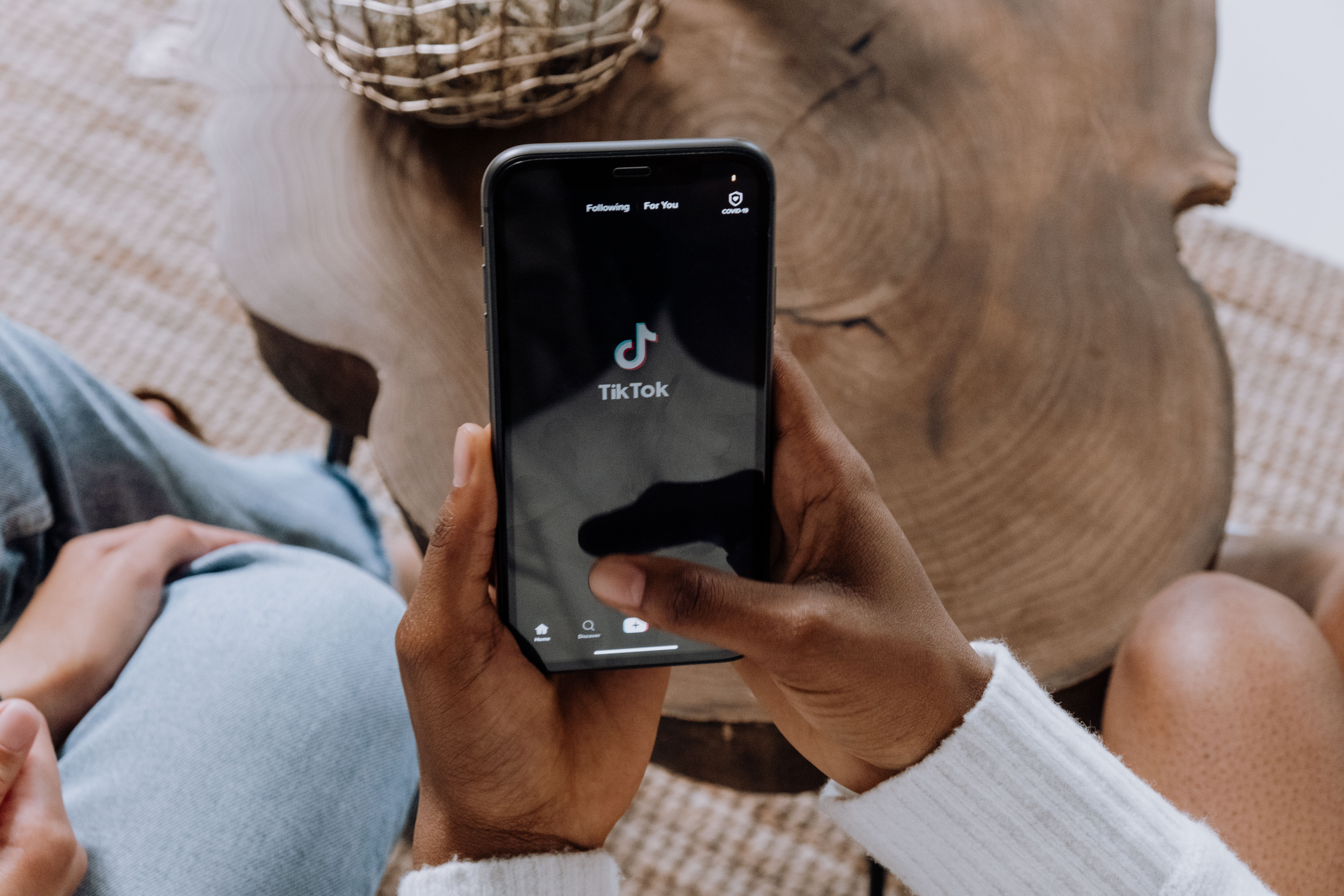 Personne tenant un smartphone avec l’application TikTok ouverte