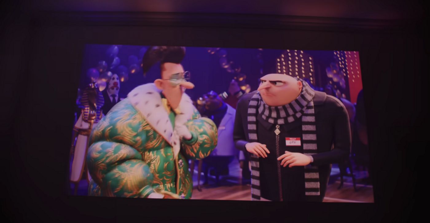 JMGO O2S projetant un film en soirée
